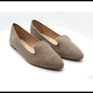 XOXO FOOTWEAR POINTED FLATS.